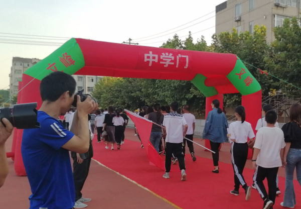 走进中学门